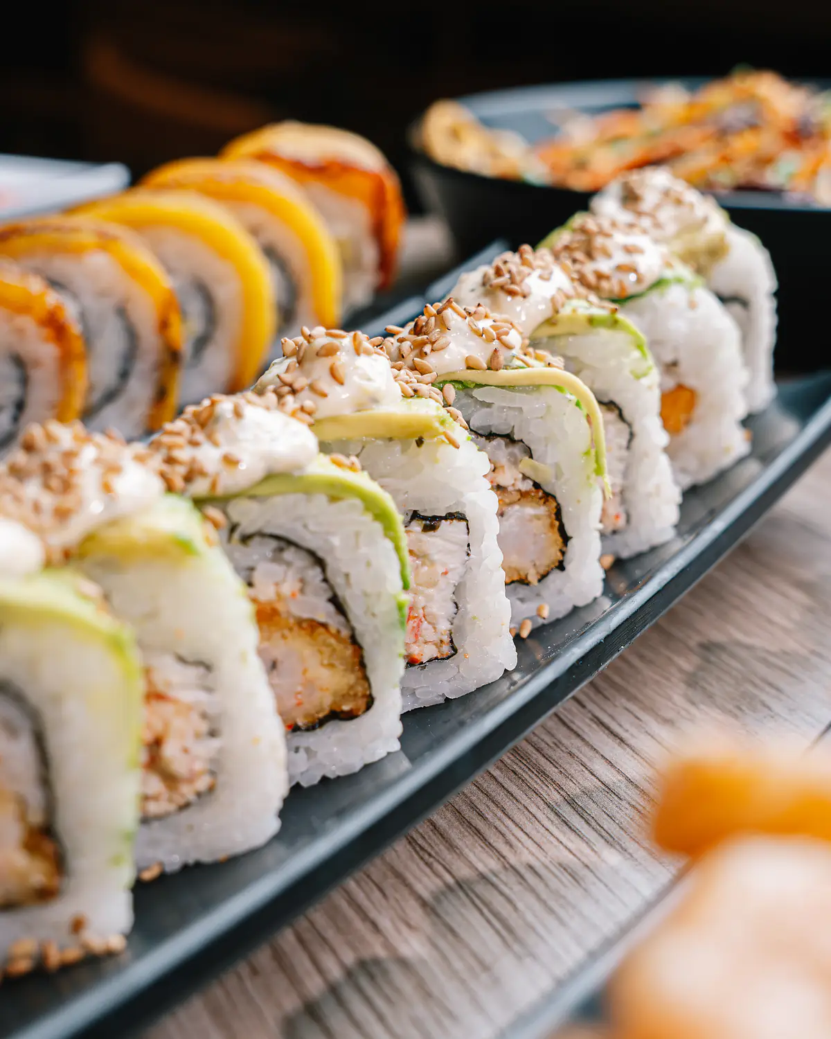 Banana Roll y Cama Roll servidos en charola
