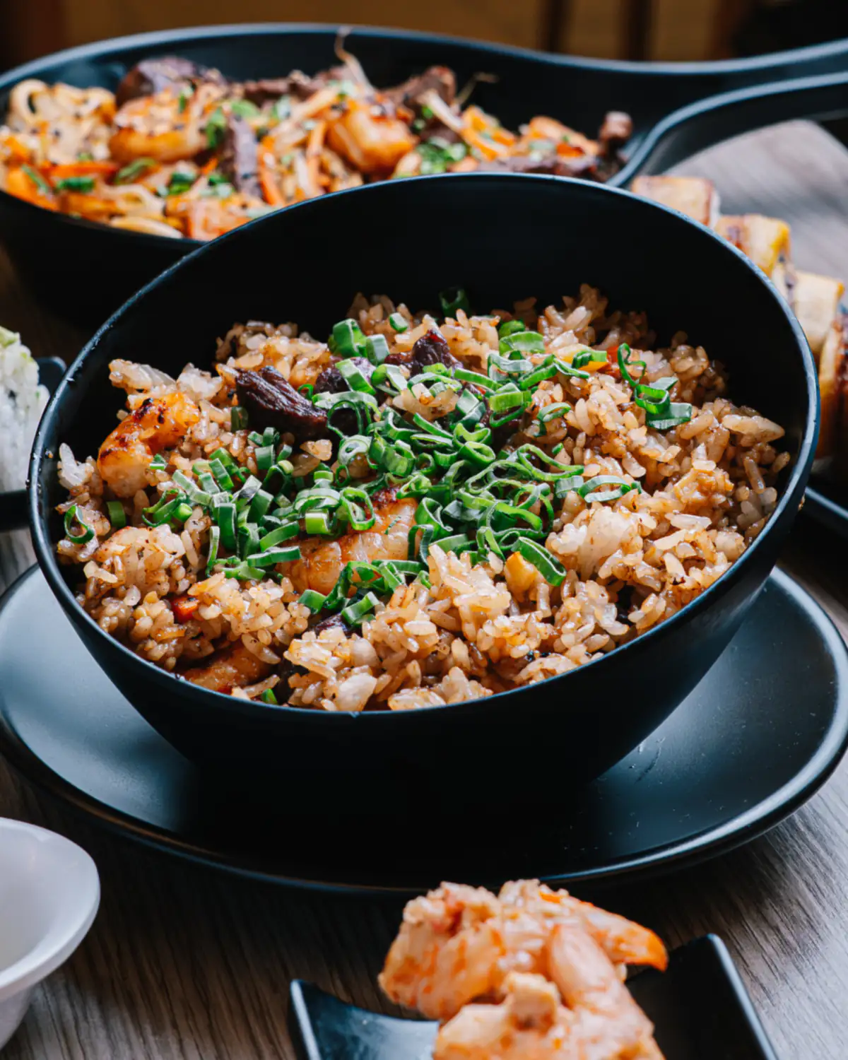 Yakimeshi Mixto con Yakisoba al fondo