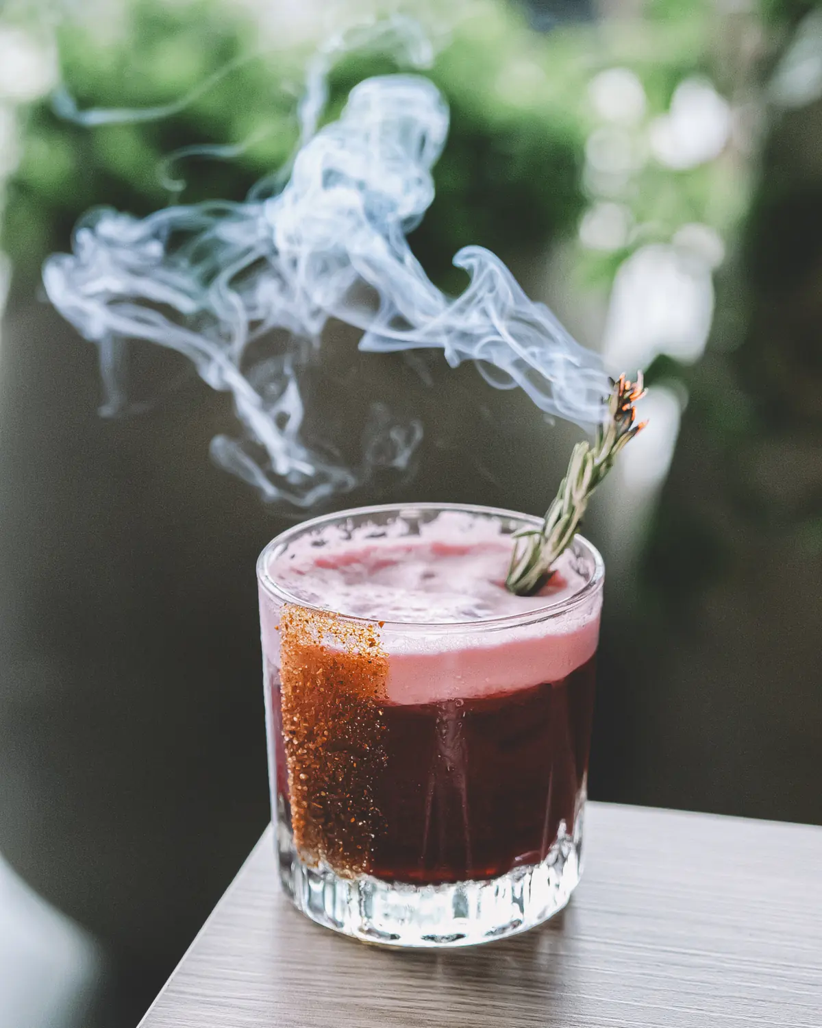 Mezcalita con ramita de romero ahumado