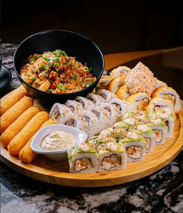 Charola Sensei para compartir con rollos, kushiagues y yakimeshi