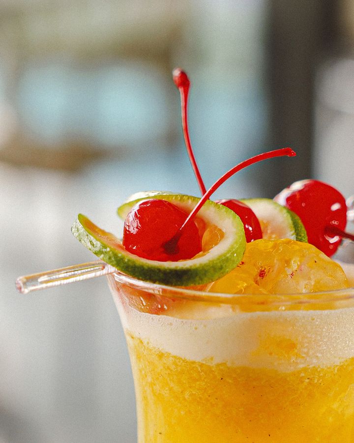 Coctel Sensei con cerezas y limón
